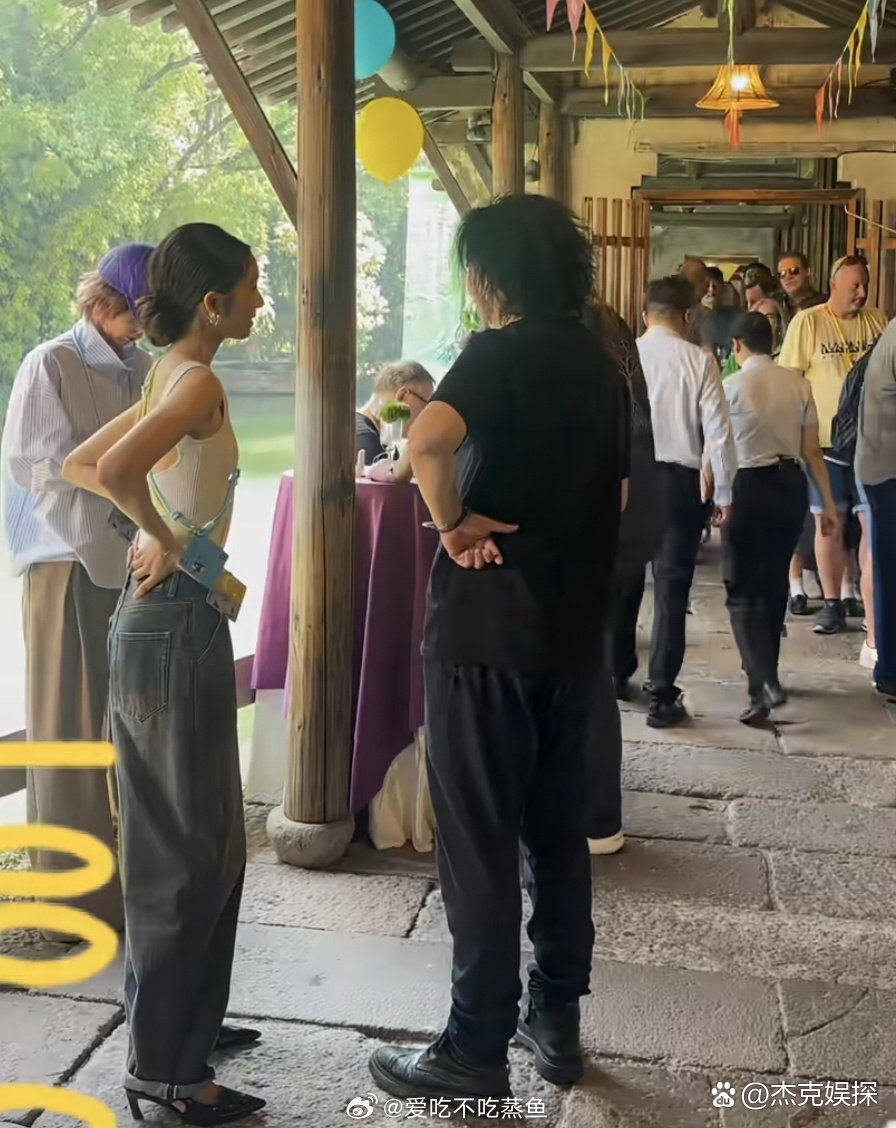 黄磊20岁大女儿多多在乌镇被偶遇，她穿着无袖露背上衣，身材纤瘦，背好单薄，气质太好了！ ​