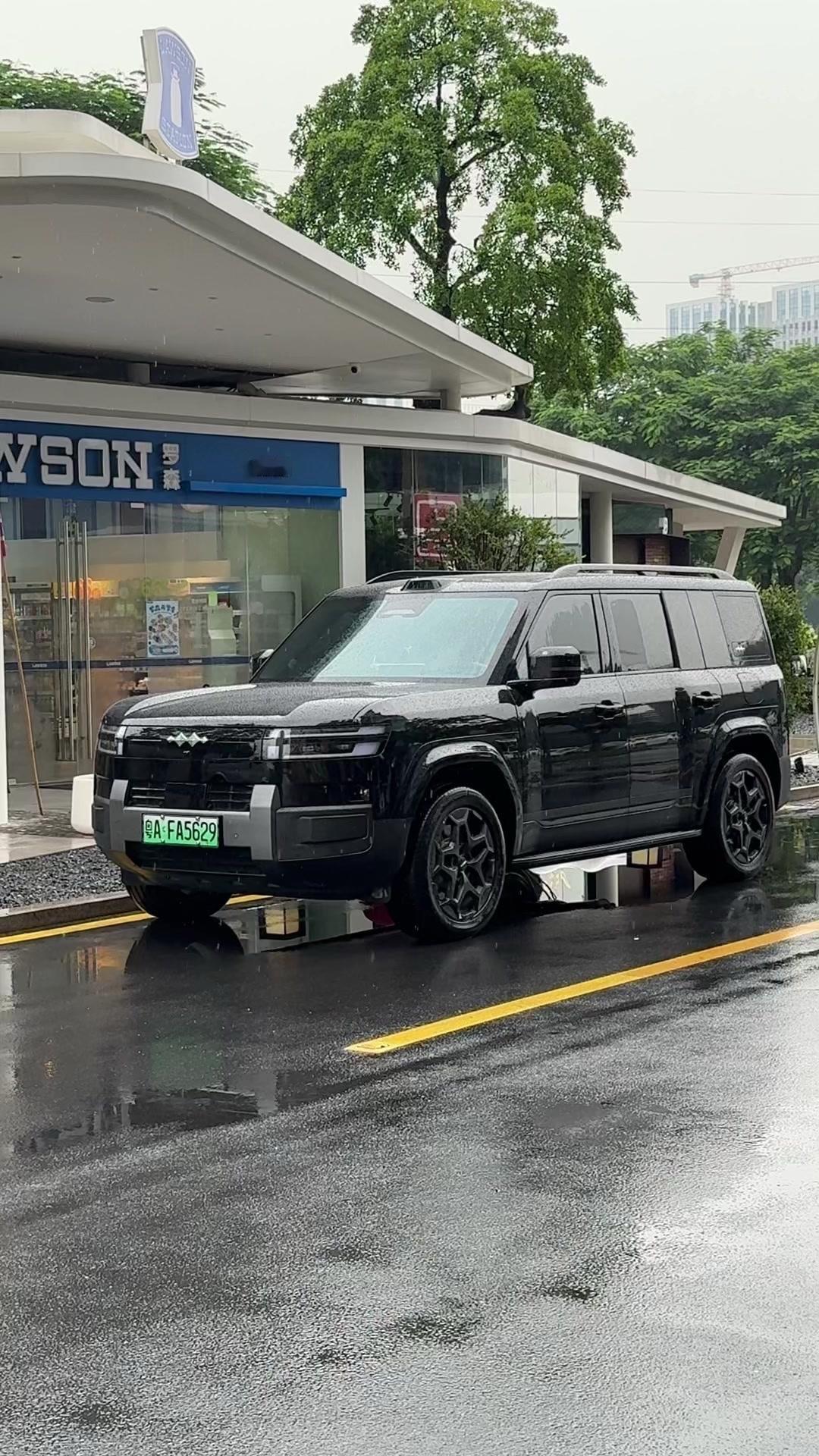 颜值控选车真的躲不开方程豹钛7！🚗整车外观设计完全长在审美点上，硬朗线条搭配精致细节，气场直接拉满，同级别里的颜值表现真的没在输的，完全找不到可以反驳的点。