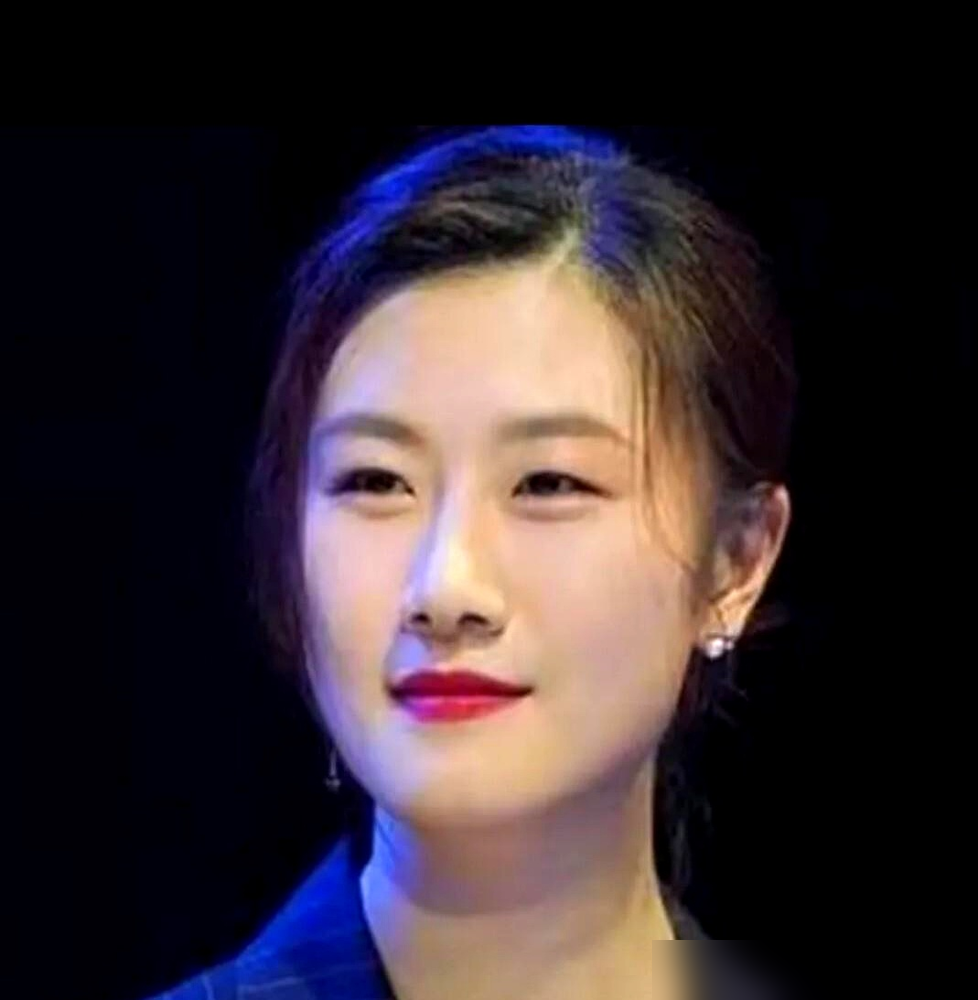 莫斯科世乒赛决赛，施之皓把郭跃李晓霞按在板凳上，让俩没打过这种仗的小姑娘上去拼。结果1比3，考比伦杯没了，女乒19年的脸面摔在地上。
丁宁2比0领先被翻盘，刘诗雯跟着就崩了，情绪都写在脸上。赛后施之皓说，年轻选手真正付出了代价。后来述职更直接，骄傲了，总觉得有心理优势，明知道丁宁怕转、刘诗雯手段少