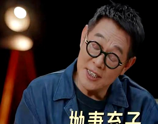 李连杰在杨澜节目里公开澄清，当年和前妻黄秋燕离婚和平分手，财产全留给对方，孩子自己抚养，直接戳破了背了三十年的抛妻弃子谣言。
 

大众总爱脑补负心汉抛弃糟糠的狗血剧本，却忽略了前妻多年来从没说过他半句坏话，双方甚至能平和走动。把钱给够、把日子安顿好，就真的能把父亲这个角色演及格吗？
 

李连杰在