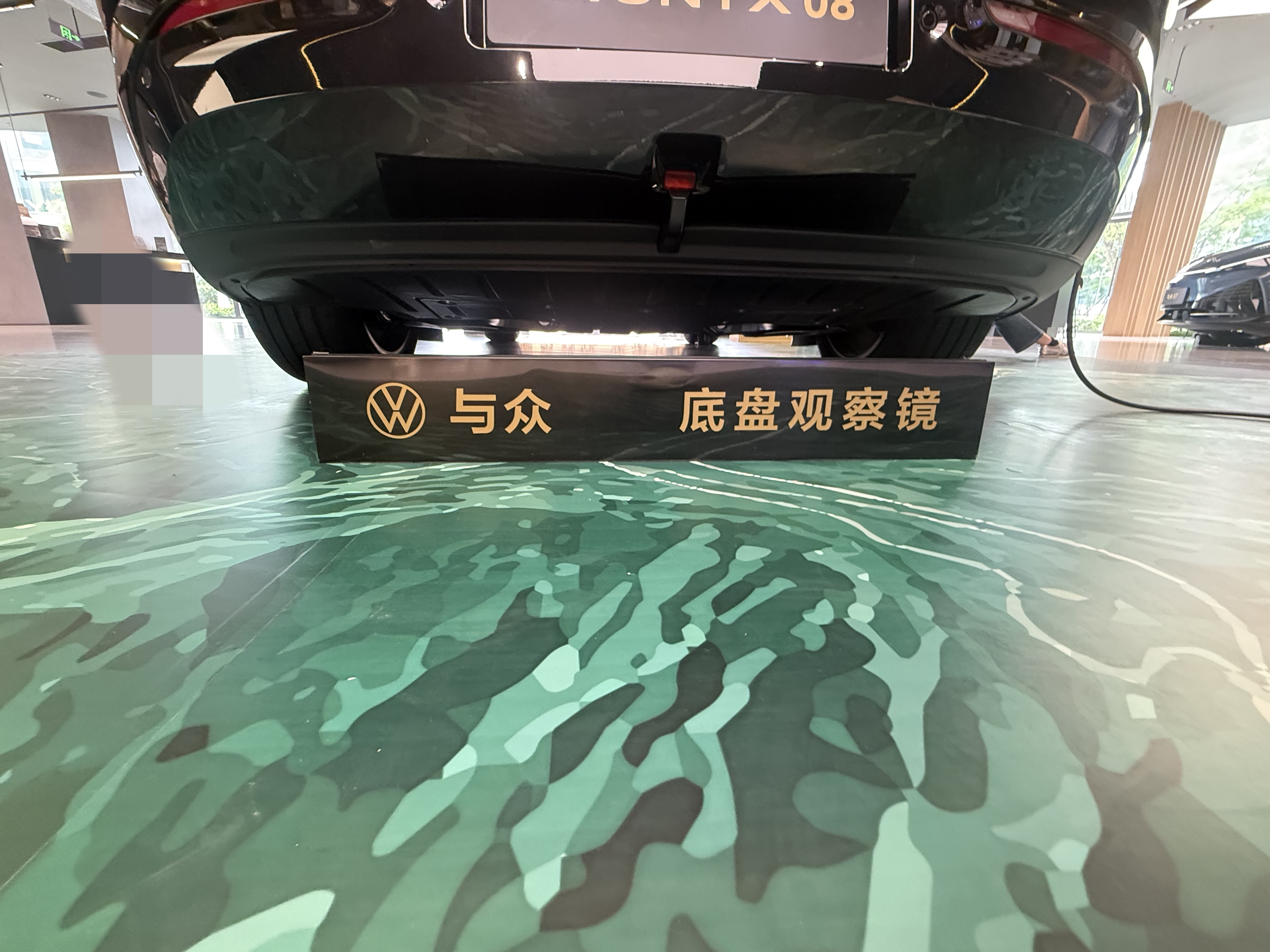 作为纯纯选车小白，不懂专业参数，只看重真实驾乘体验和日常实用性，特别近去门店完整体验了众08猎影版，静态品鉴+短途试驾全覆盖，分享特别直白的用车感受！
先被惊艳到的就是外观，整车硬朗的造型很耐看，猎影版专属套件加持后，整体运动氛围更加浓厚，利落的车身线条让整车观感很立体，停放在车流里也很有辨识度，颜