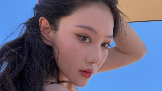39岁张馨予的比基尼照引起热议，我点开一看，她本人坦承：肚子是吸的。
九宫格里，海边、阳光、紧致身材，大家纷纷赞美。她大方回应了一句我确实吸了，还自嘲晒黑了两个色号。
没硬撑完美人设，也没端着。现场有粉丝喊她，她特意停下叮嘱：一定要平平安安，健健康康。
从当年的话题女王，到如今画画、种菜、运动