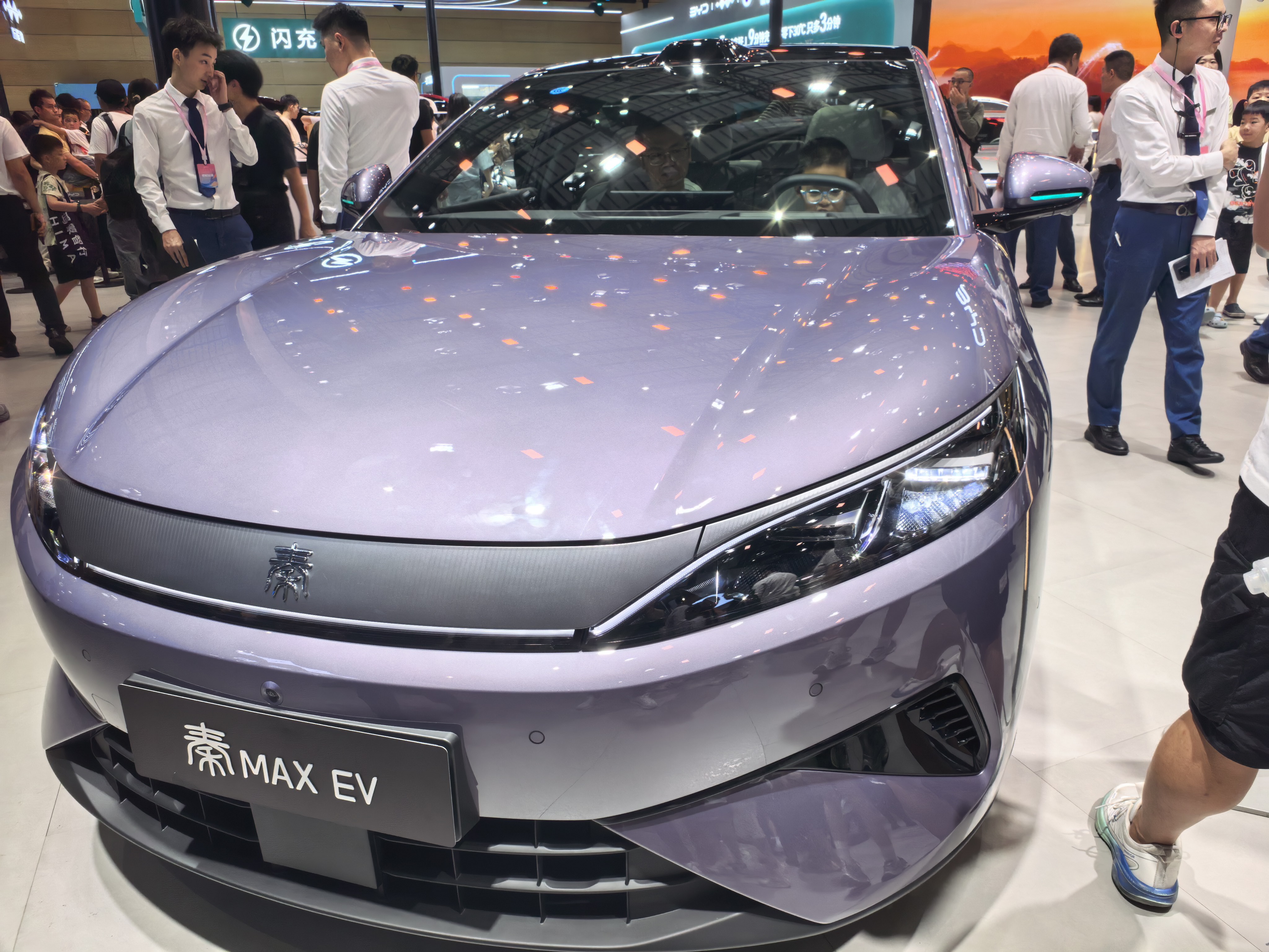 秦MAX EV，什么定价会更有市场？
成都车展看完秦MAX EV，大家讨论最多的就是它该怎么定价。
作为一台主打家用的纯电轿车，它的核心受众就是普通上班族、家庭用户，主要用来城市通勤、日常代步。比亚迪本身三电口碑、售后网点都是加分项，空间也瞄准家用需求，适合追求省心实用的人群。
参考现在同级别国产纯