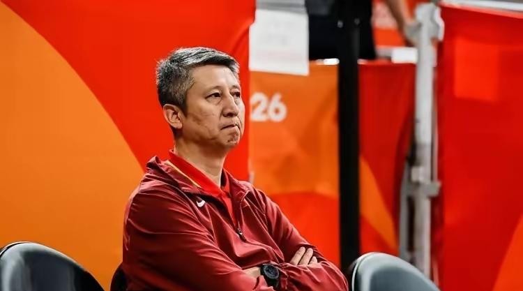 原文把拉塞尔写成广东宏远的外援。2026年9月底，上海队记薛思佳报道，上海男篮已与拉塞尔达成签约协议。拉塞尔本人也在社媒自宣加盟上海，说准备直接搬家到中国。广东宏远的外援名单里没有这个名字。
原文列了五个人，说每个人肩上担子都沉甸甸。第一个名字就写错了队。拉塞尔不在广东，他在上海。
广东这边，亚科夫