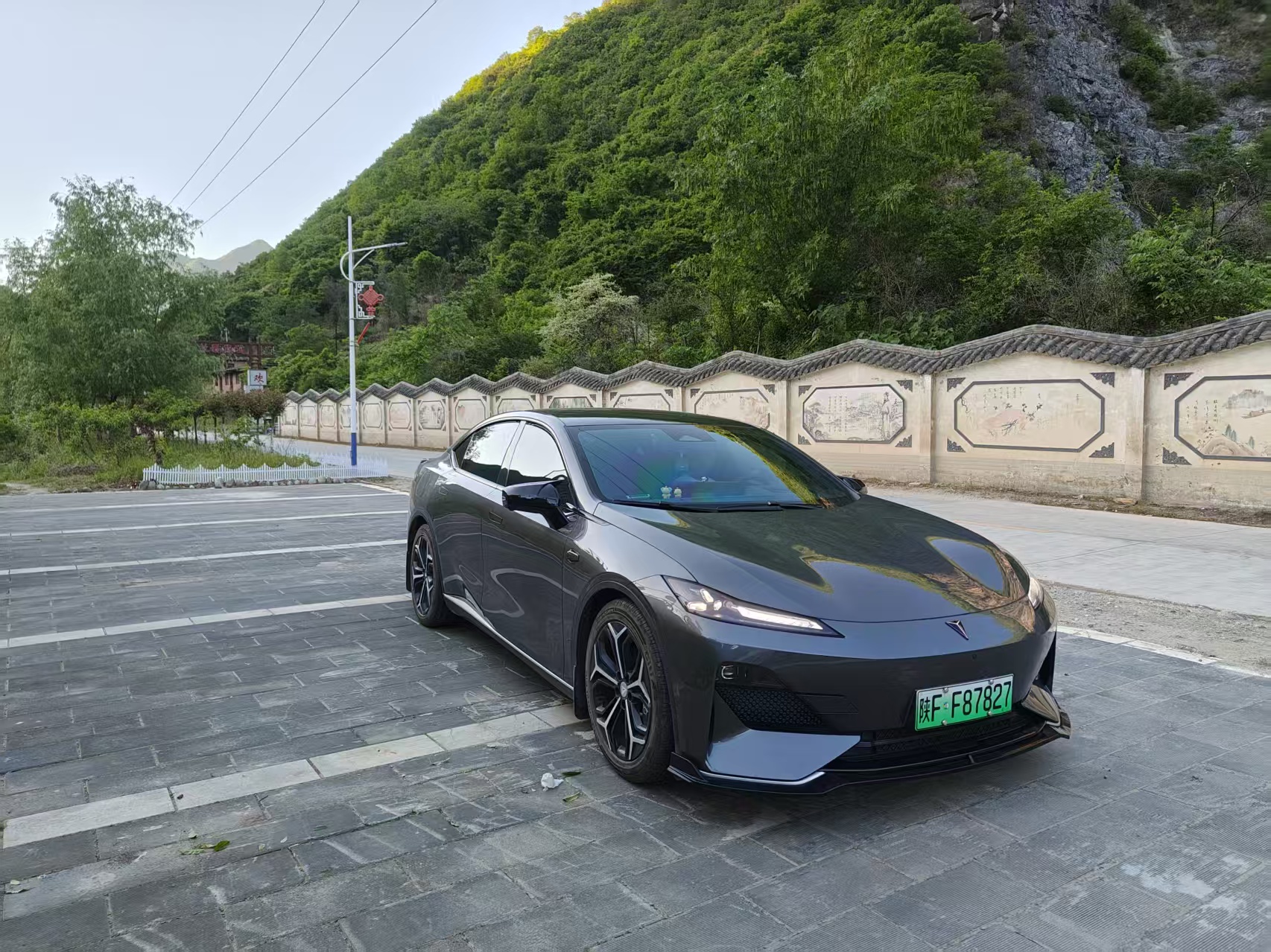 2024年10月，我提了属于自己的深蓝SL03。当初对比多款车型后，被它流畅的外观、舒适的底盘打动。日常代步、节假日载着一家人回老家都很省心。虽然没有自动泊车，但转向灵活，老家窄巷停车也顺手。安静的座舱，稳定的续航，陪我走过很多团圆路。有幸成为深蓝百万分之一，未来继续和SL03奔赴更多美好旅程。