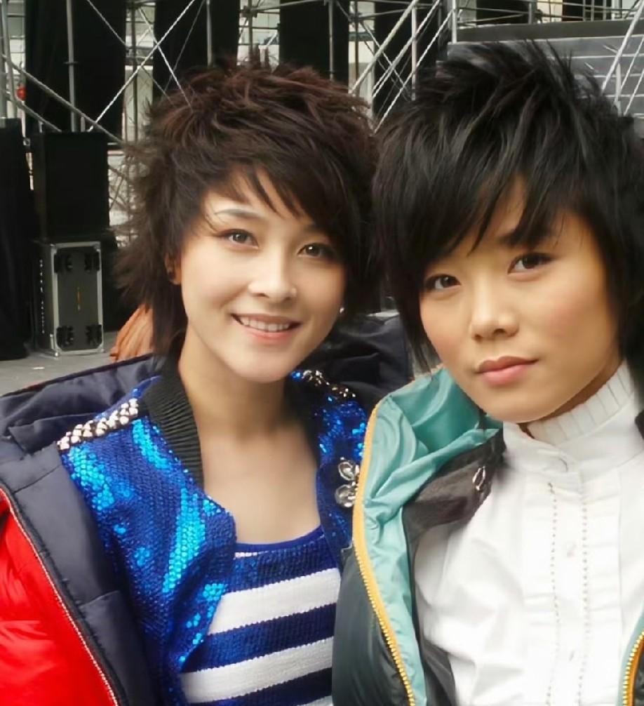 第一段：我有理由怀疑，厉娜2006年拿超女全国第五名，2007年底到2014年每个月行程单几乎空白，却把近二十年的账算在许飞头上。
行程单空白的八年
2006年厉娜拿到超女全国第五名，和许飞同住宿舍，两人组合被叫“飞雪”。按正常轨迹，第五名该有商演、通告、专辑。但她自己在2012年的一次访谈里说过，