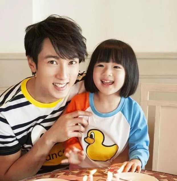 #吴尊晒NeiNei穿婚服#

我差点以为要喝喜酒了！ [允悲]结果是博物馆宣传照啊喂！
15岁穿中式婚服也太绝了吧，老父亲那句“要担心的是她另一半”，酸味都要溢出屏幕了好吗😂 你们第一眼是不是也吓一跳？
当年那个软萌小NeiNei居然长这么大了！[期待] ​