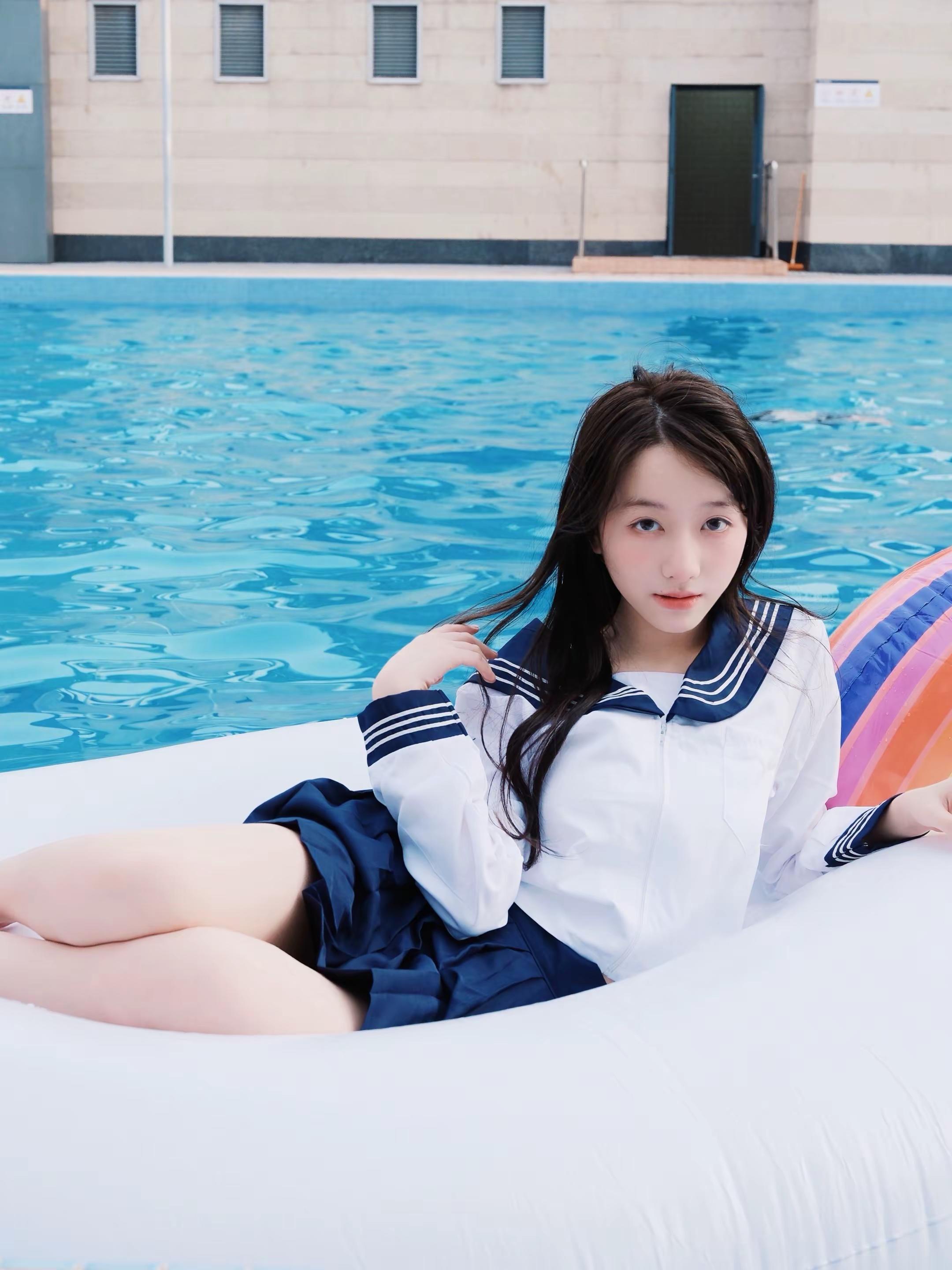 泳池拍照｜泳池和jk太搭了❤️🌊。模特小姐姐超美 又是心动的一天。