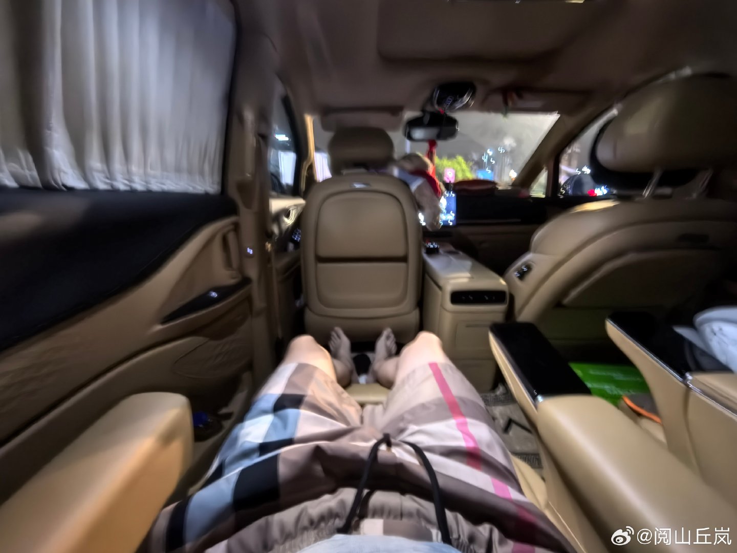 给宝宝巴士充电，还能补上美美的一觉那该多巴适～接近180°的座椅放倒，配上按摩通风，隐私窗帘拉上，就像躺在家里的大床，所以开着梦想家，甭管走到哪，都感觉不到累😎#岚图汽车##岚图梦想家9##车内移动家园##MPV# ​