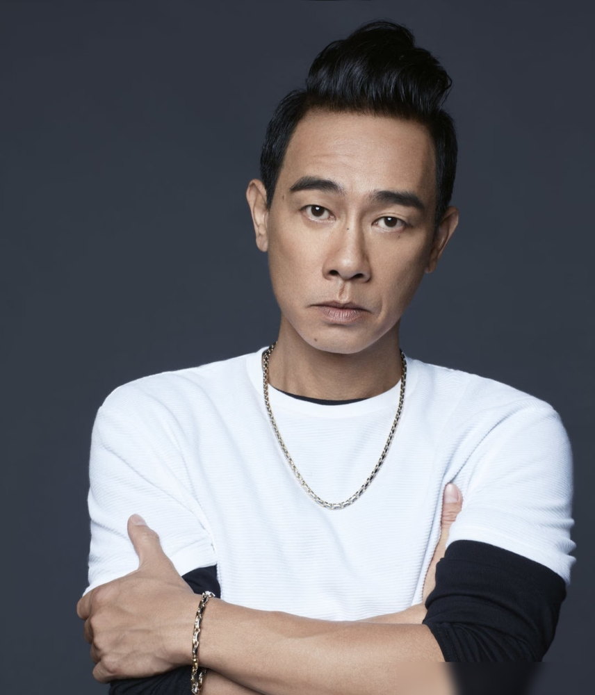 3000块送走的亲弟弟，全网逼着陈小春去认亲，结果当事人直播一句话，把所有人都干沉默了。
福建那大哥，眉眼神态走路姿势都像，耳垂窝痕都对上了。姓陈，五十多岁，带广东口音。网友直接炸锅，冲到陈小春和应采儿评论区刷屏：快去认亲。
结果当事人陈祥禄开播澄清，1979年生，福建霞浦人，上面俩哥一姐，压根