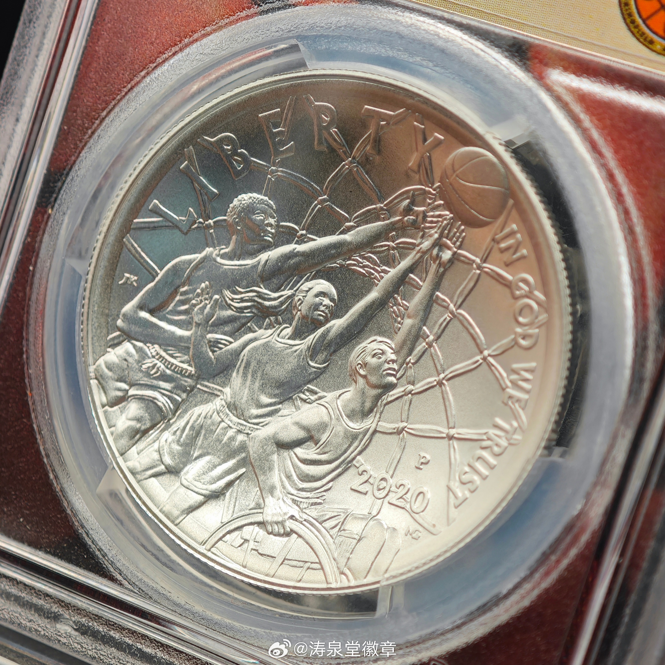 PCGS-MS70美国2020年篮球名人堂1美元银币，首日标，带NGC篮球巨星多米尼克·威尔金斯亲笔签名，弧形币系列，白银纯度：99.9%，重量：26.73g（约0.8594盎司），面值：1美元。

多米尼克·威尔金斯（Dominique Wilkins）是美国 NBA 历史上的传奇巨星之一。他以惊人的爆发力和华丽的扣篮动作闻名于世，被球 ​