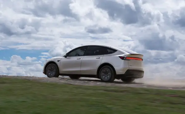 2026开年车市杀疯了！特斯拉小米免息+宝马大众大降价，十余家车企狂撒...