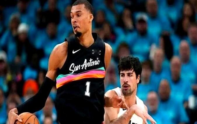 整个人直接贴在了文班亚马身上！  身高1米93的霍勒迪，就这样死死顶住...