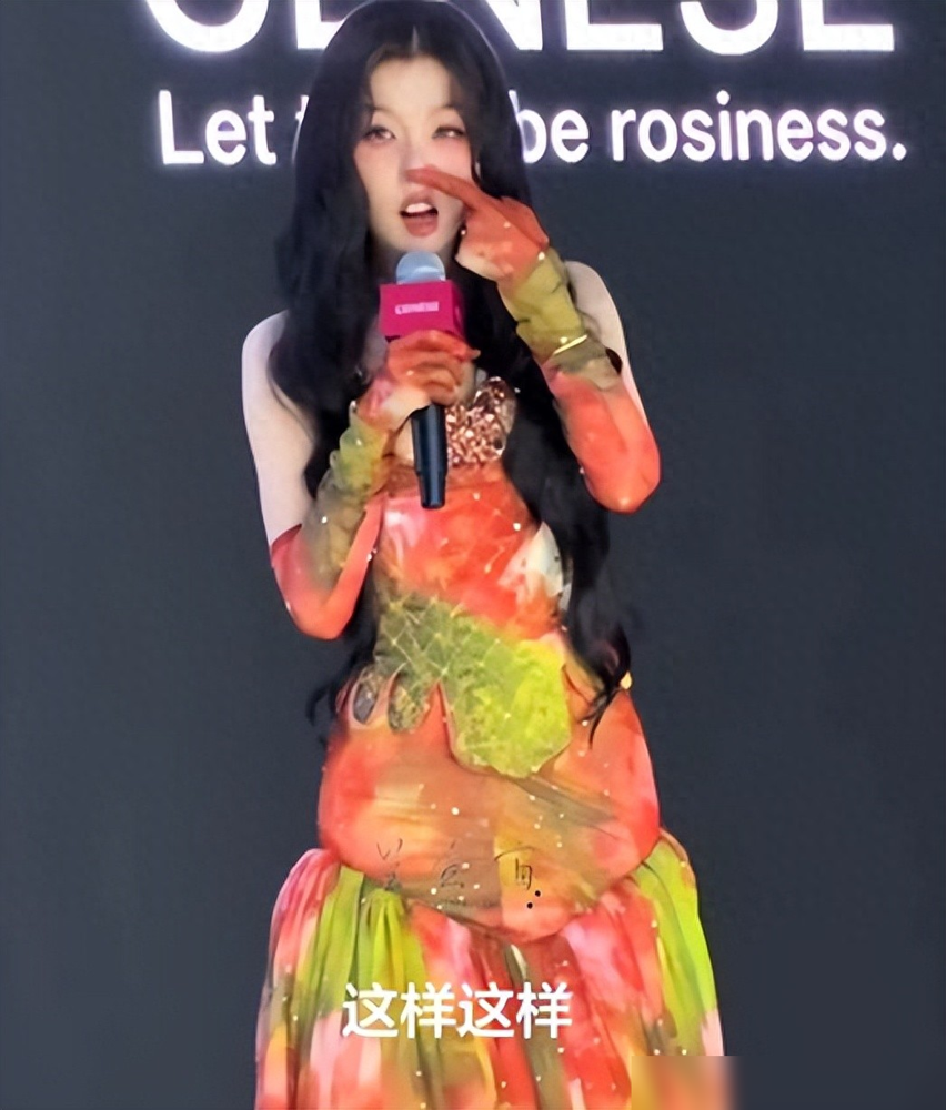 虞书欣被粉丝堵在签售台前，要求扮猪鼻子。
她嘴上一句姐姐都三十了，还陪你们玩这些，手已经捏住鼻尖往上推了。动作利索，一点没犹豫。
粉丝尖叫，她翻个白眼继续签下一本。旁边工作人员都笑了。
这画面放三年前，评论区能吵三千条。现在清一色转发：三十岁怎么就不能玩了？
对比焦俊艳当年说自己像凉了的包子