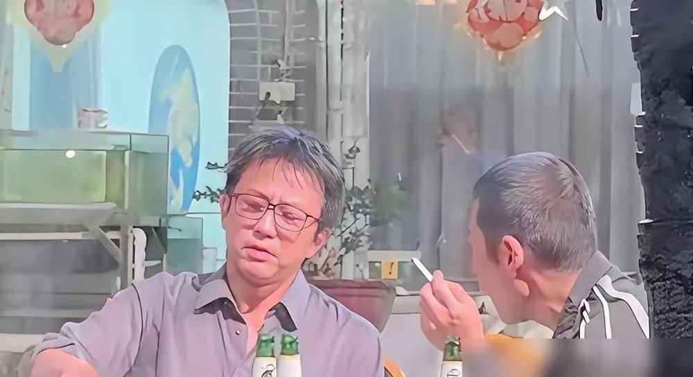 46岁邓超私下聚餐被拍，戴个眼镜，瘦得跟纸片人似的，文艺范儿直接拉满。
评论区全在问，孙俪呢？怎么没跟着？
这画面太熟悉了，邓超每次单独出门，网友就自动脑补：兜里没钱，老婆没批假。
前阵子晚会上他还亲口说“怕我老婆”，热搜挂了一天。给孙俪庆生，做的菜是秋葵萝卜朝天椒，听着都像在交作业。
台上