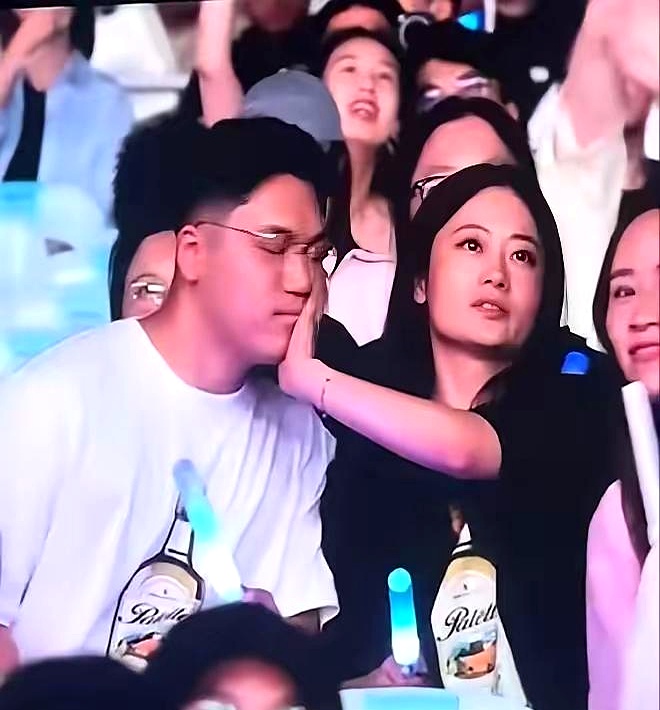 萧敬腾杭州演唱会的互动镜头扫到观众席，穿同款情侣装的男生刚凑上去想亲一下，女生伸手一把死死捂住男生的嘴，这一幕直接投在几万人的现场大屏上，全网瞬间炸了锅
 

事后当事人出来澄清，说是提前商量好的整活玩梗，故意逗大家笑。大家压根不吃这套，关起门来打情骂俏怎么闹都行，万人瞩目的大舞台上，当众一把推开捂