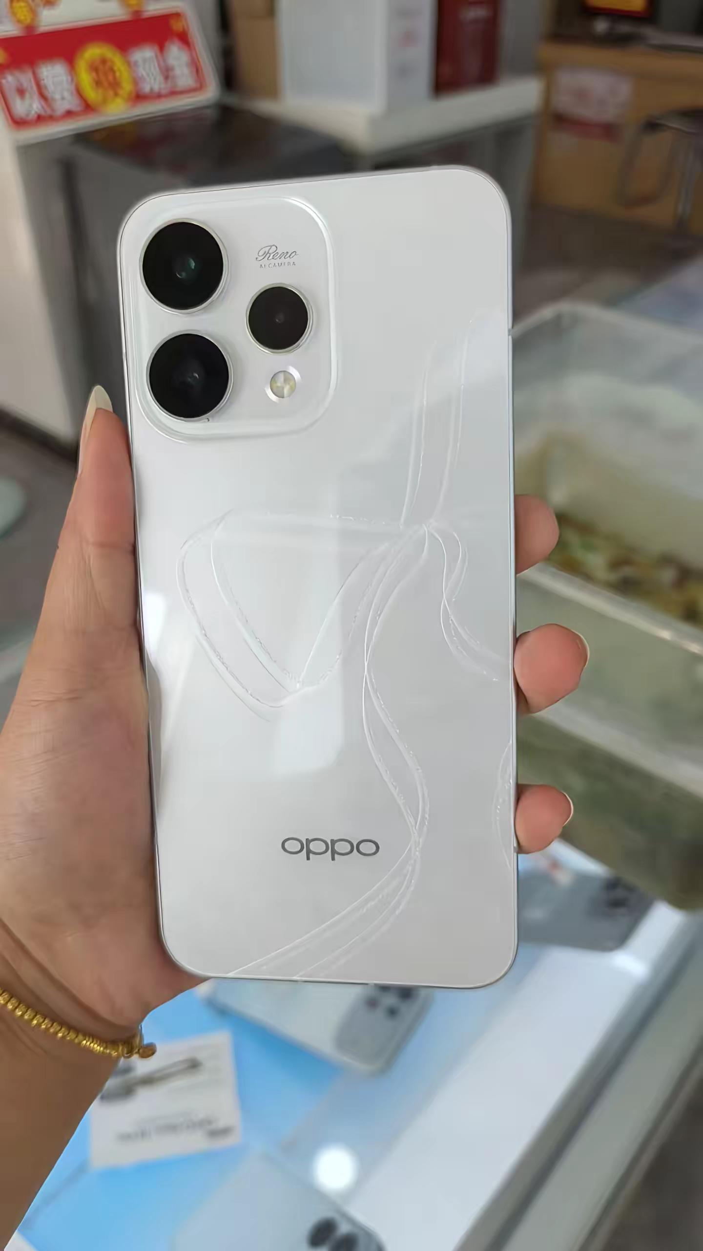 opporeno15我看上了，伙计们都让买十六，到底买那个？