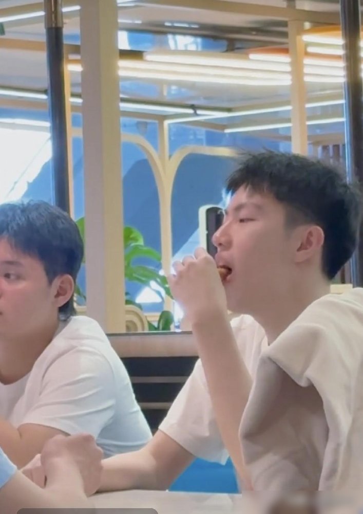 梁靖崑直接退了，林诗栋只剩半条命也要上男团。国乒这回去塔什干，名单改得跟逃难似的。
五大主力集体不玩，梁靖崑全项目退出，林诗栋被砍掉单打混双，就留着男团男双扛雷。温瑞博、黄友政这帮小孩，直接顶上单打。
对面日本倒好，张本智和、张本美和、早田希娜全主力压过来，摆明了要趁你病要你命。
蒯曼和陈熠最