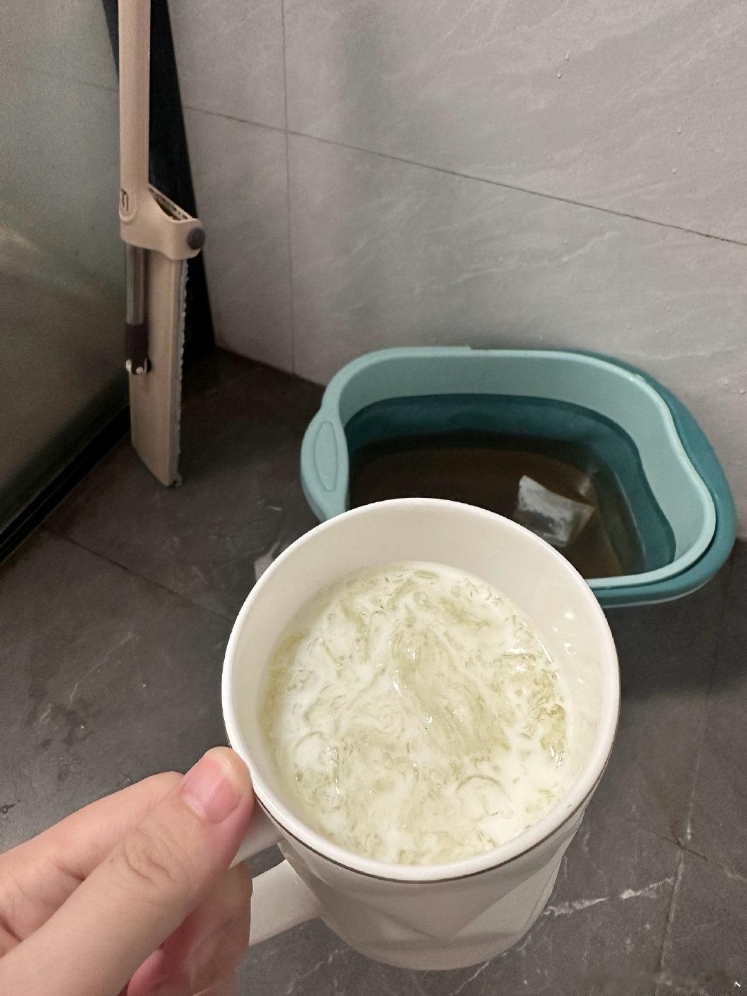 养生三件套
喝点热乎的、泡个脚脚、一个人静静的呆着
妈妈的自由时间就是在待厕所里[允悲]
边泡脚边喝奶，为了早点入睡
躺下去有点腰痛睡不着
干脆就起来想办法缓解一下
#儿子要倒插门妈妈毫不犹豫同意#我也毫不犹豫同意，只要儿子喜欢，我就喜欢🥰（千万别叫我带娃[二哈]） ​