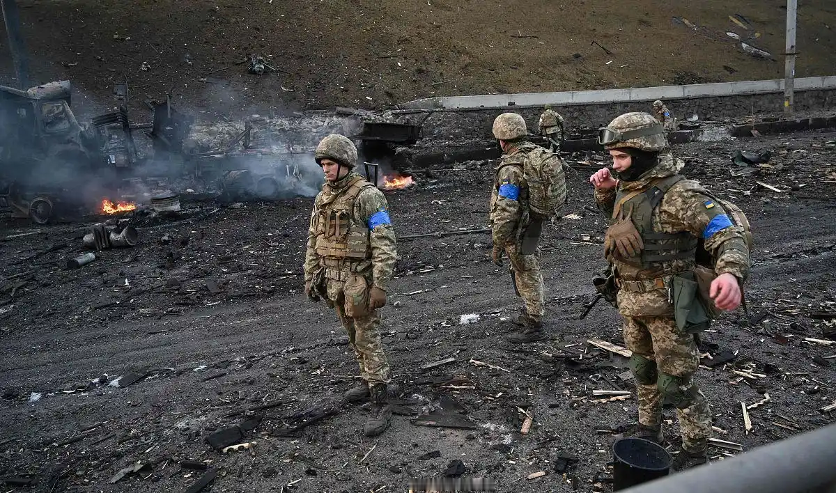 乌克兰这波操作直接惊动全球！俄前线士兵自费网购的作战物资，连同存放货物的仓库，被乌军一把大火彻底烧毁。不止如此，乌克兰紧接着亮出国产重型导弹，精准打击俄罗斯一处火箭燃料储备基地。
 
9月11日报道，乌方一边用那种相对便宜的无人机，把俄罗斯民间最大电商Ozon在萨拉托夫的物流中心烧了个通透，另一边用