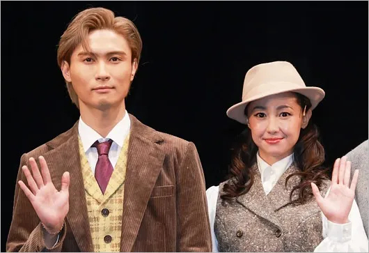 #赤西仁# 公开与#泽尻英龙华# 的亲密双人合照。A.B.C‑Z 桥本良亮热恋绯闻爆出之后，晒出二人亲密模样引发热议

周刊杂志《女性 SEVEN》曝出女演员泽尻英龙华（40 岁）与 A.B.C‑Z 成员桥本良亮（33 岁）的恋爱绯闻，双方所属事务所均没有否认这段关系，两人今后的发展备受关注。

就在此时，原 KAT‑T ​