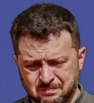四年血战，投降比坚持更难，谁锁死了乌克兰的退路？
战争打了四年多，乌克兰死了那么多人，国家也快被打烂了。很多人会觉得，既然这么惨，为什么不干脆投降算了？但我看这事儿没那么简单，不是他们不想停火，而是从个人到国家，再到整个国际局势，退路早就被焊死了。
先说泽连斯基他们这帮人。民调显示大部分民众都反对割