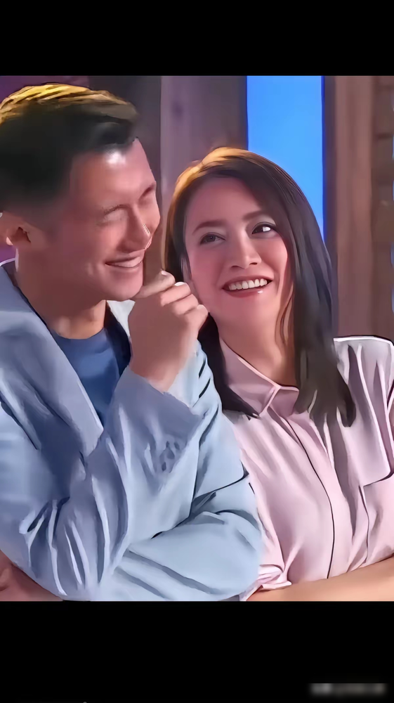 他16岁就把公司保姆车一拳砸凹，她只说了一句：这要打在我脸上，也得凹。
霍汶希带谢霆锋那年23，他正拧巴到极致，让他往东偏往西。容祖儿爆料，有回谢霆锋不满安排，直接一拳干瘪了车门。霍汶希没骂，没吵，转身走人。她说把持力强，绝不跟艺人谈恋爱，更受不了偷偷摸摸拍拖。
可就这么个克星，在她未婚生子最难