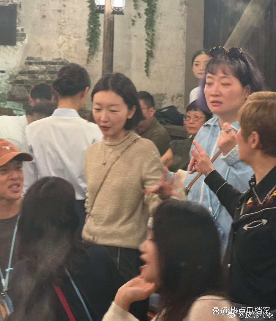 34岁周冬雨在乌镇戏剧节被路人撞见。她真人模样挺俏，身形娇小可爱，估摸一米五五上下，整个人蹦蹦跳跳的，少女感浓得很！ ​