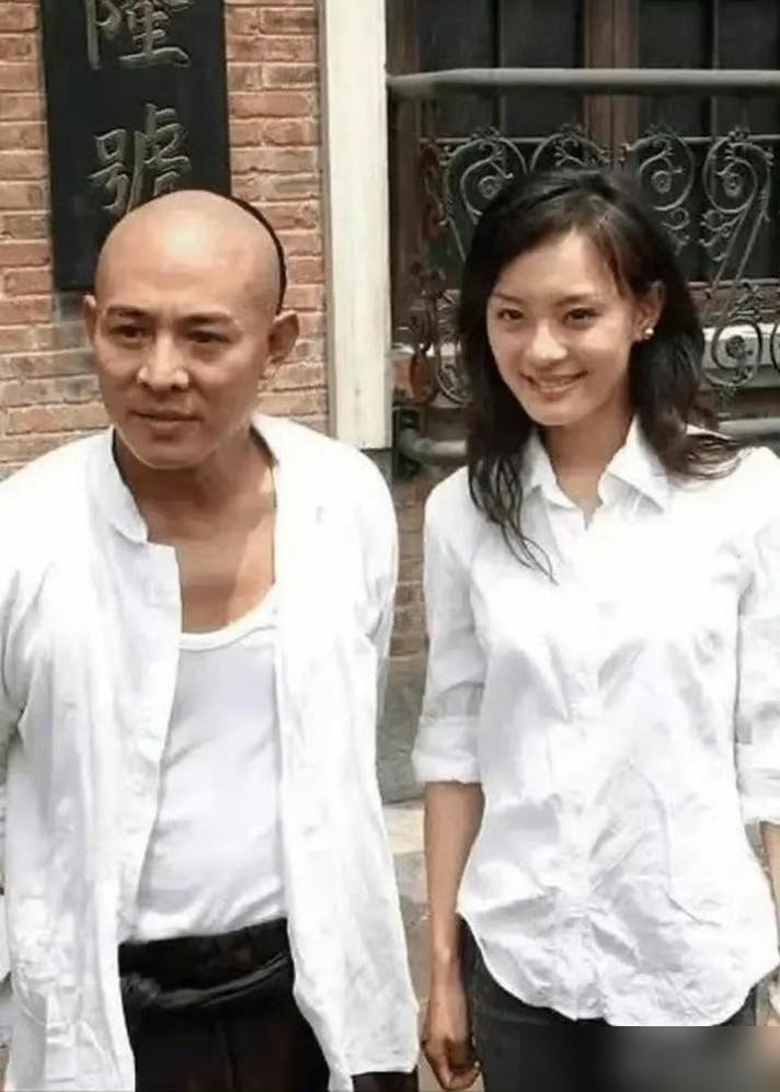 李连杰跟孙俪合影，手永远背在身后，跟关之琳、梅艳芳同框，中间能再站一个人。当年都说他耍大牌，后来才看懂，这男人把“避嫌”俩字刻进骨头里了。
利智为他退圈，他反手把全部身家交出去，连遗嘱都立好了。几十年不传绯闻，不是没机会，是不给机会。
现在他甲亢缠身，脊椎旧伤一堆，去年还开刀“返厂维修”。有人造