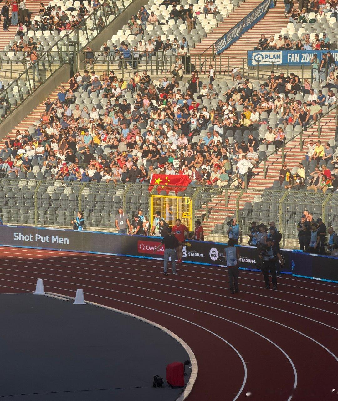 正对标枪的看台看到了国旗🇨🇳[捂嘴哭][捂嘴哭][捂嘴哭]是全场唯一一块看到的铺开的国旗，别的国家的都没看到[捂嘴哭]应该是来看严子怡的[捂嘴哭][捂嘴哭][捂嘴哭]现场解说也非常重视严妹子，说了好多次她才18岁，她有多厉害[捂嘴哭] ​