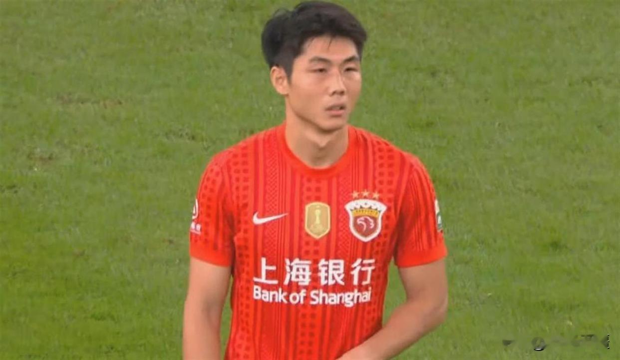 海港狂轰换白卷，国安死守保平局

 
强援碾压却拿不下残阵国安！京沪大战平局背后，藏着中超最大意外。
9月5日，中超第26轮京沪焦点战正式落幕。
上海海港主场迎战北京国安，最终双方0-0握手言和。
赛前所有人都看好海港轻松取胜。
五外援豪华首发，阵容厚度完全碾压对手。
反观北京国安，伤病满营，全场仅