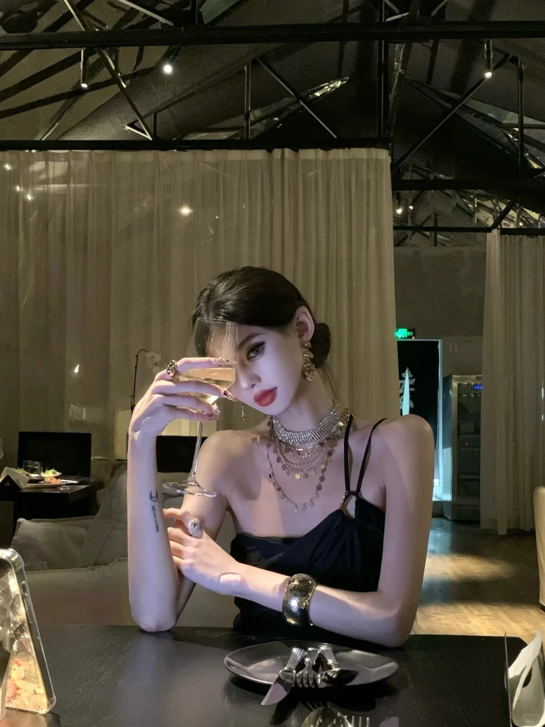 热辣的成都模特小美女，她的美带着点危险的诱惑，像暗夜里跳动的烛火，明知...