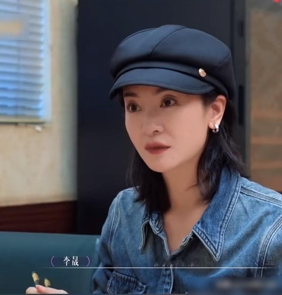 李晟跟李佳航过了16年，转头就在节目里教高梓淇现任怎么跟男人相处，这画面谁看谁不愣一下。
没撕，没尴尬，也没刻意避嫌。李晟就正常聊，说夫妻过日子不是谁压谁一头，是互相给台阶。高梓淇现任在边上听着，点头比说话多。
最狠的是她压根没提“我当年如何”，全在讲“你现在该怎么看”。不翻旧账，不摆资历，把跟