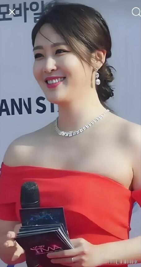 关掉美颜，关掉滤镜，这才是纯天然的美女主持人，颜值比周涛高，气质比李红...