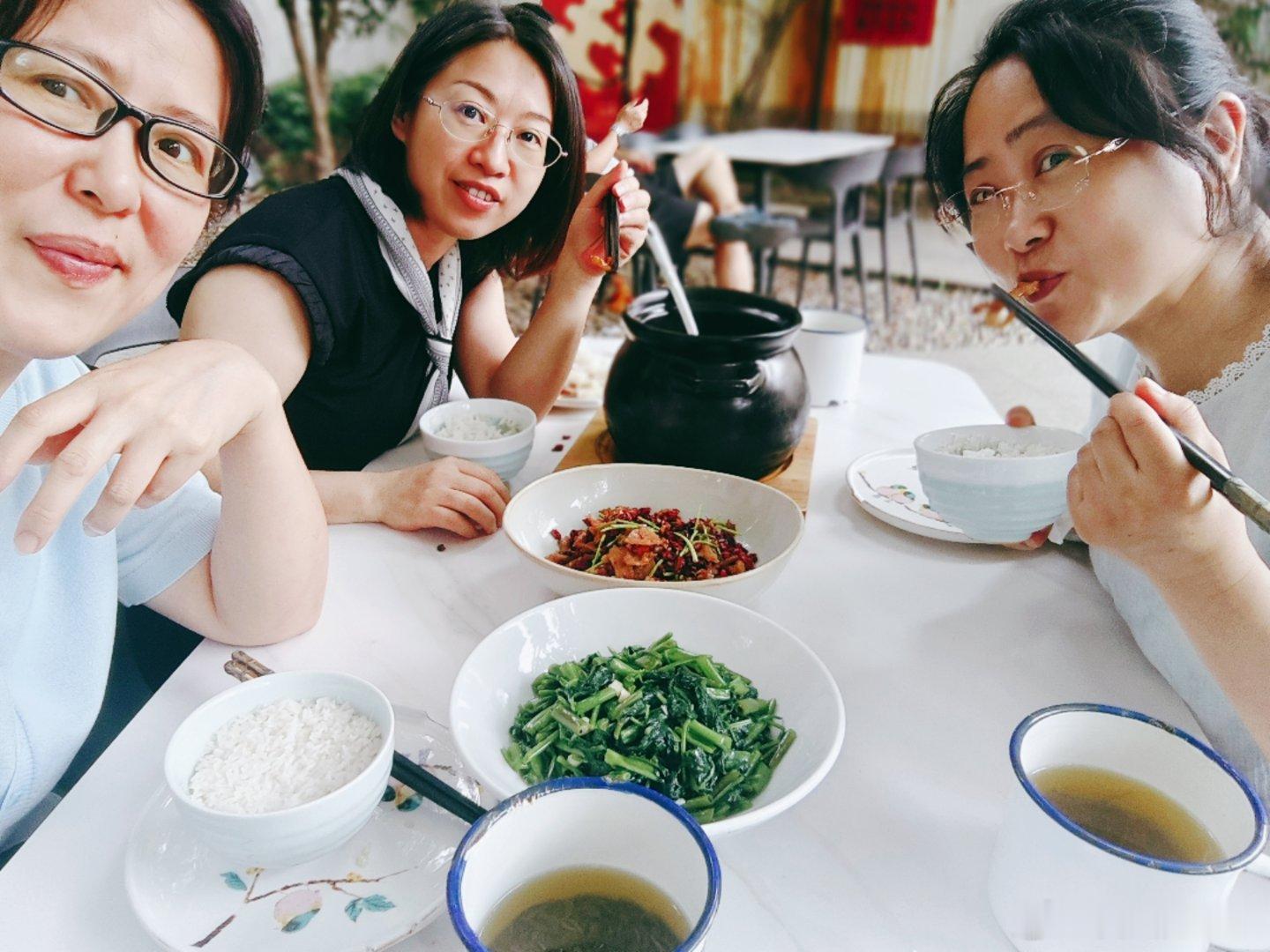 闺蜜四公主的幸福传说之“一间别院”之约        “别买了，我请大...