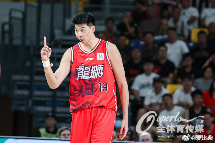 #CBA[超话]# 广州开门红到手！回归的徐昕只打11分钟，送出2记封盖镇守篮下——得分不抢眼，护框从不含糊。年轻中锋的底气，藏在这些跃起的瞬间里。
#CBA##广州男篮##徐昕# ​​​