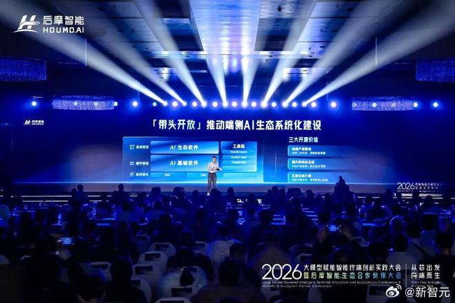 一张96GB显存的专业卡卖13.8万元，一套128GB的DDR5内存逼近2.5万元。

连一向淡定的库克，都在财报会上把这轮内存暴涨形容成「百年一遇的洪水」。

离谱的是，硬件越贵，AI公司越往本地端猛砸。OpenAI刚被曝一口气买下数万台Mac，专门用来训练能自己操作电脑的Agent。

原因很简单，24小时连轴转的Agen ​