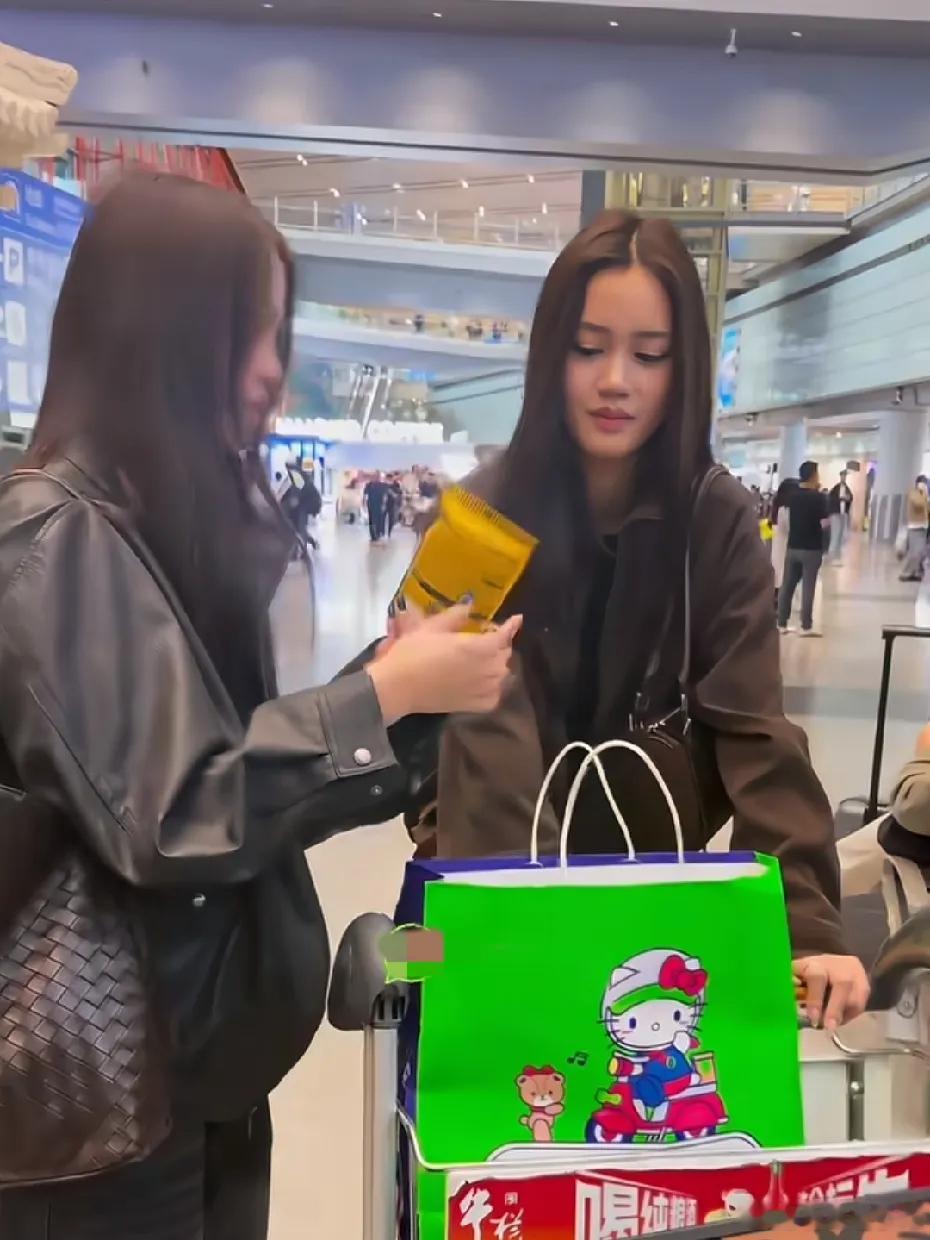 钟丽缇二女儿Jaden和小女儿考拉现身机场，刚从韩国旅行回国✨
姐妹俩身形高挑纤细，颜值气质在线。Jaden性格大方开朗，被粉丝认出之后主动打招呼，还一把抓零食分给大家，亲和力拉满。
 
升学方面，Jaden原本拿到波士顿艾默生学院录取，但她选择暂缓入学，觉得学校不是自己理想的目标，打算Gap一年，明 ​