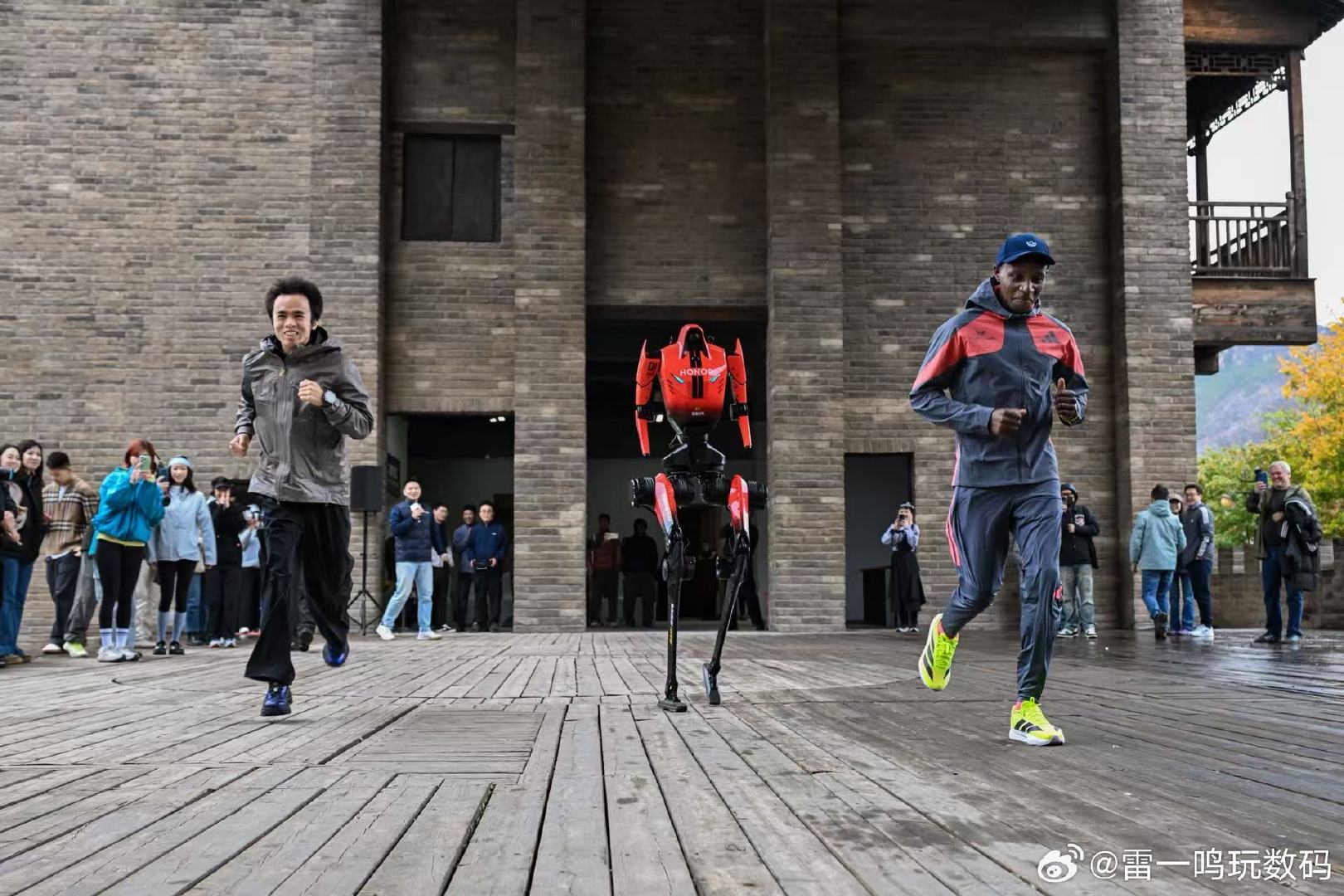 人类最快马拉松运动员、人类最远越野跑运动员，和一个机器人。不是比谁快，是聊怎么跑、怎么突破。人类在突破生理极限，机器在探索智能边界，这俩撞一块儿，就是荣耀那句 "敢想敢不同"。#闪电萨维赵家驹罕见线下同框竞速# ​