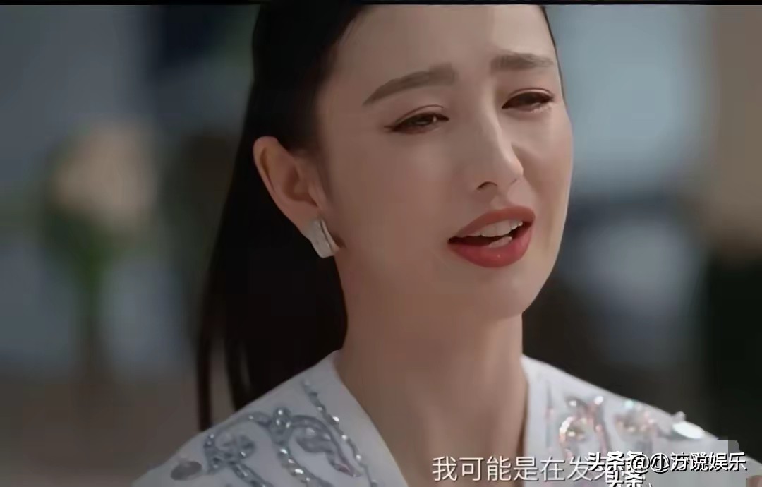 佟丽娅在董璇婚礼上的表情，原来是站累了发呆放空自己被抓拍到的。

佟丽娅被鲁豫采访的时候，顺嘴解释了一下，那天当伴娘事儿太多，她站累了发呆，没想到被解读不看好闺蜜婚姻。

其实佟丽娅根本没有这个心思，好姐妹有了好归宿，她开心还来不及，怎么可能不看好？