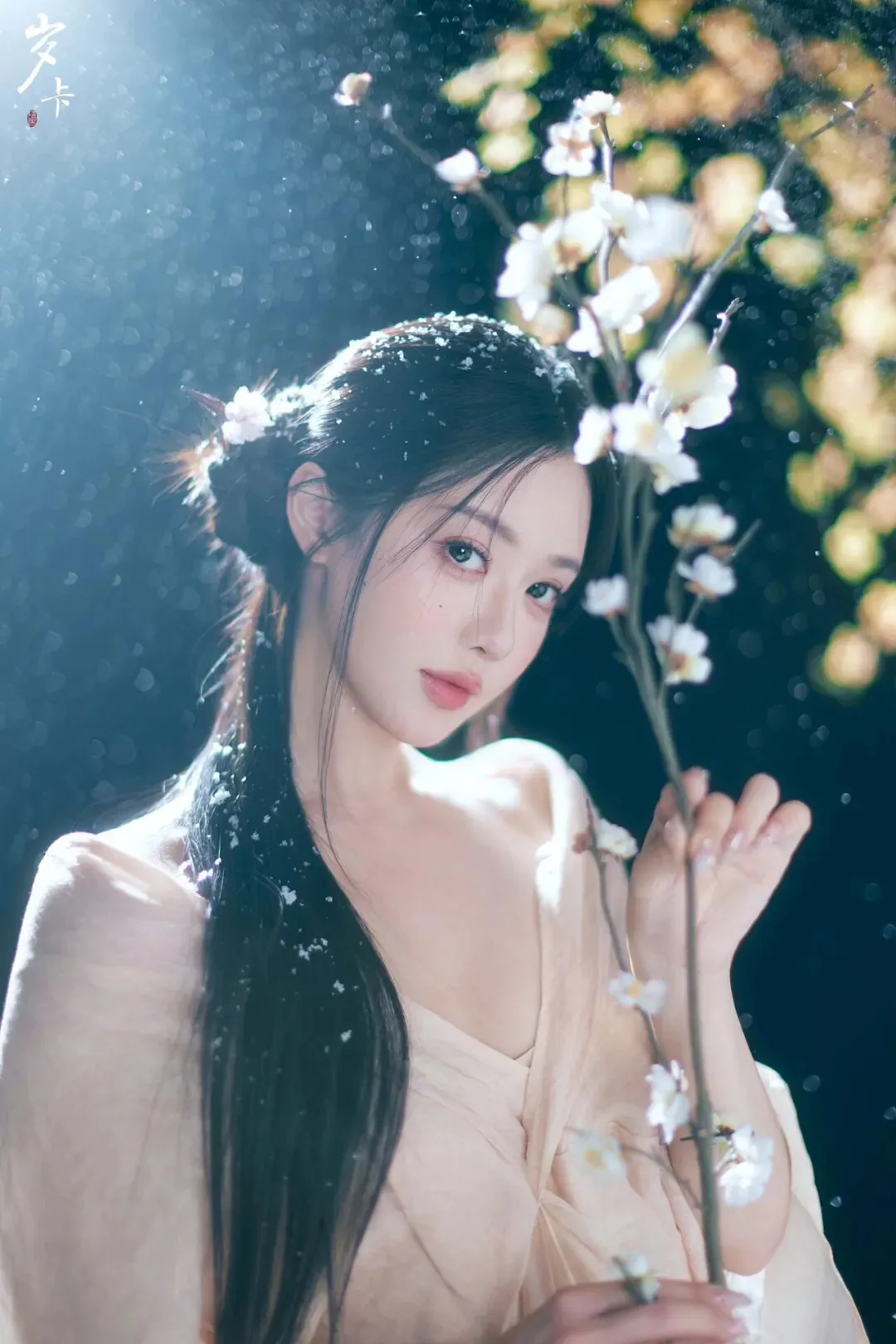 美女写真 梦幻樱花仙境，少女与花共舞。！