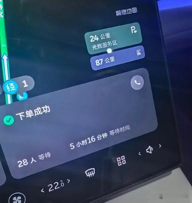 国庆高速抢桩大战，甩锅增程车站不住脚
刚过去的国庆头两天，高速服务区上演的抢桩大戏，把新能源补能所有藏在日常里的暗伤全晒到了台面上。
别把抢桩账全算到增程车主头上
不少纯电车主抱怨排队时十个桩八个被增程混动占着，可人家有油补能的选项，凭什么放着每公里省一毛的便宜不占？难道要让车主为了所谓的“大局”平