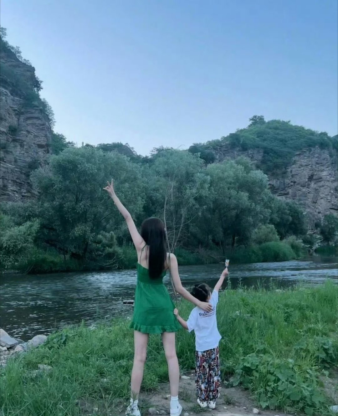 最早认识孙怡，是《因为遇见你》里饰演单亲妈妈，带着女儿生活。居然这么大了

回望两个人的过往，孙怡和董子健2016公开恋情，2017年结婚，2022年8月官宣离婚，当初董子健也是满怀热忱，不顾一切想要娶孙怡，对孙怡的爱是真真切切存在过的，“尽管真心瞬息万变，但情到最浓时，也曾那般真挚，

如今两 ​