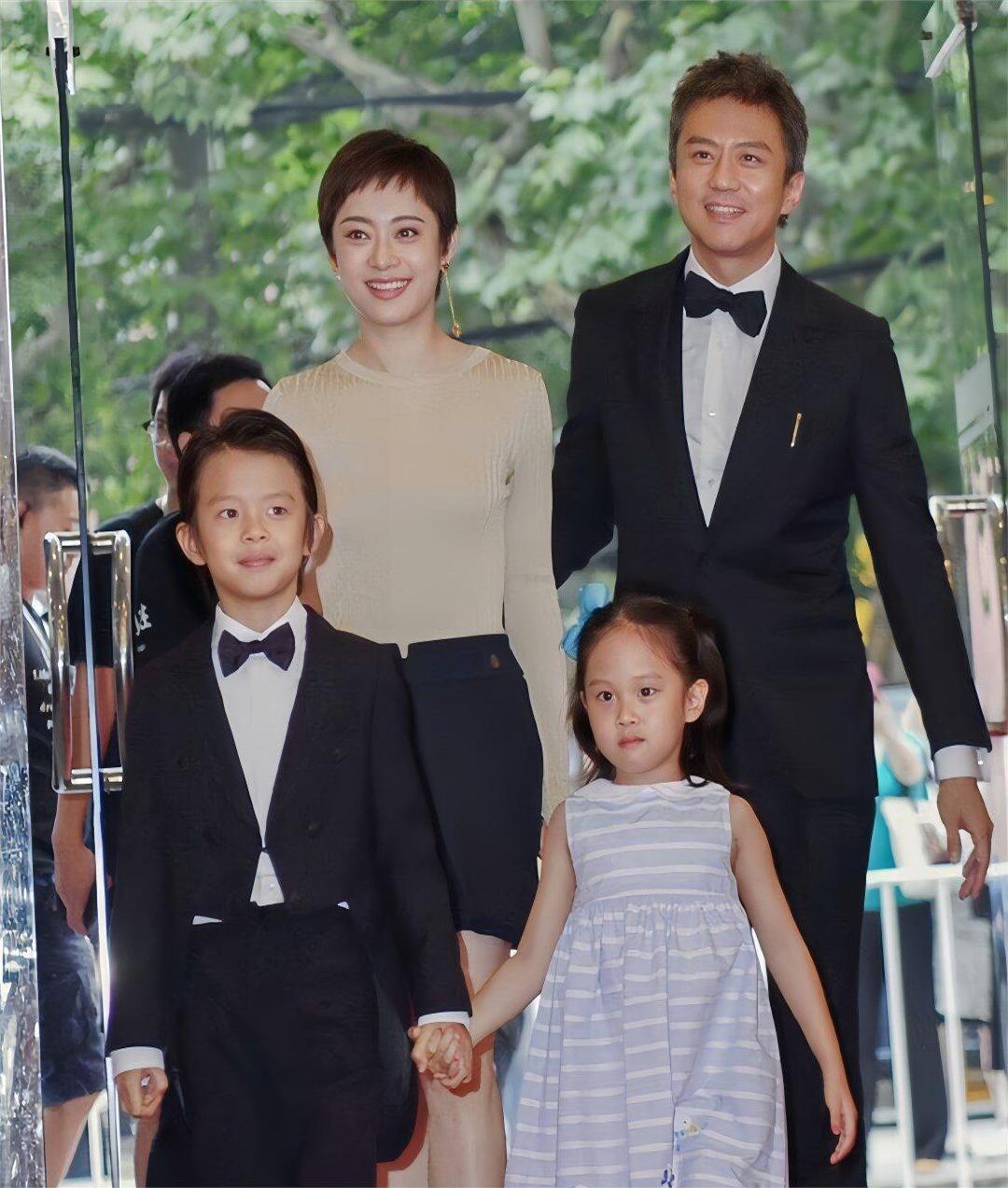 换上卫衣！孙俪和他儿子简直太像了 ​
