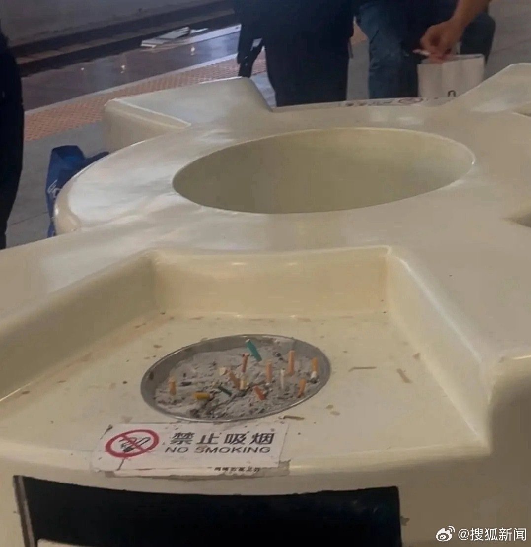 #被状告后高铁宁波站撤掉禁烟标志#
每隔一段时间就出来的禁烟话题又双叒叕来了。
这次是高铁站台，高铁站台也不让吸烟嘛？
法无禁止即可为，把禁烟标识去掉很合理啊[摊手] ​