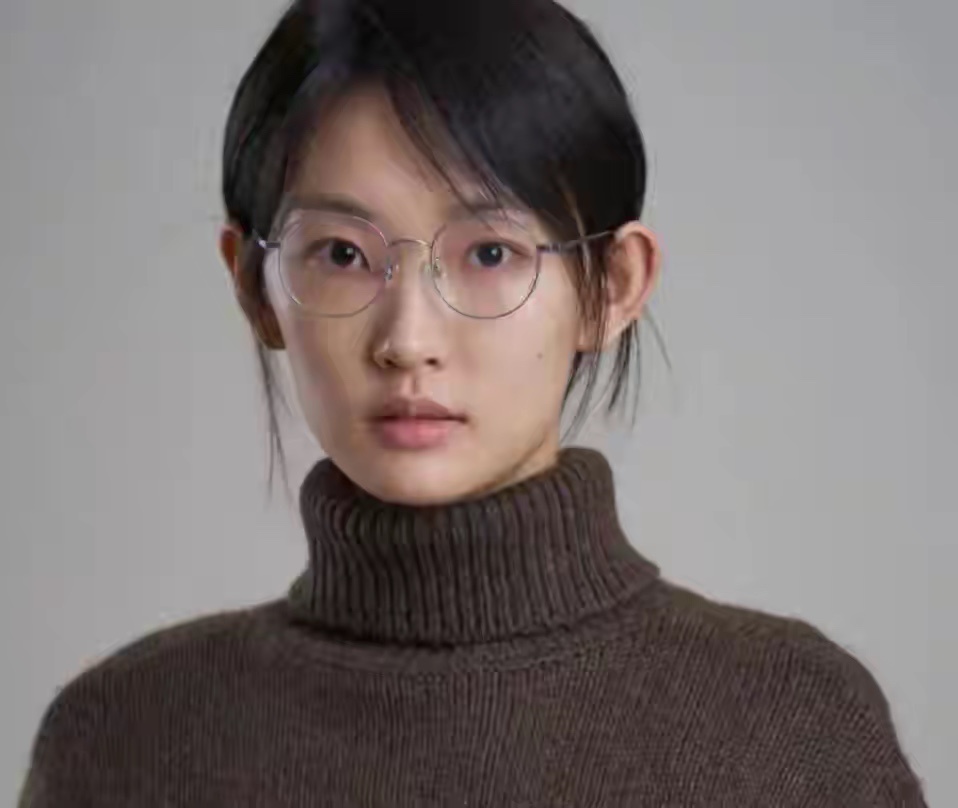 既无颜值又无演技，却部部剧演女主角，《交锋》里的她什么来头？

周依然又站在风口浪尖了。《交锋》央视八套开播，收视一路猛冲，王凯、祖峰、吴越等戏骨云集，她演的女主锦兰却被吐槽“木”“接不住戏”。但30集后反转来了：她竟是隐蔽战线布局二十年的暗子，“余丽霞归队”一出，前期所有木讷都成了 ​