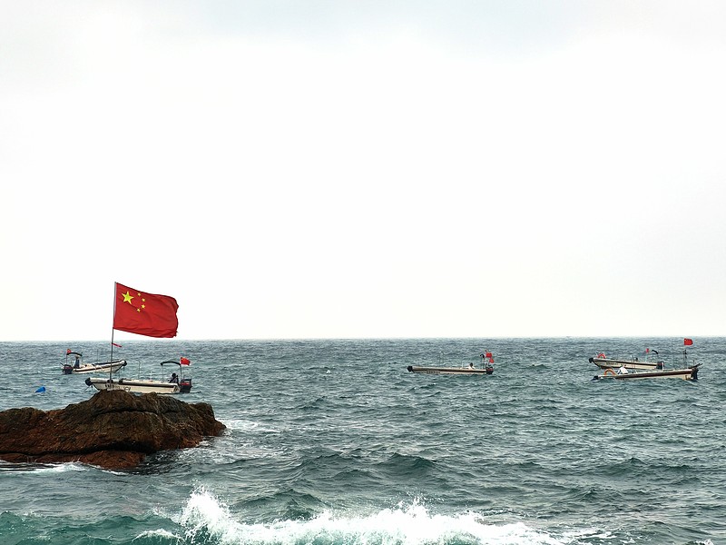 中国对黄岩岛的主权主张从来不是空口无凭，是实打实从历史、法理到实际管辖层层托底的。
早在数百年前中国的官方舆图和渔民世代沿用的传统航线里，黄岩岛就是南海渔业生产的核心停靠点，我国渔民常年在此避风、补给，相关历史记载从未中断。
2024年11月我们正式划定公布黄岩岛15个领海基点，用精确坐标明确了内水