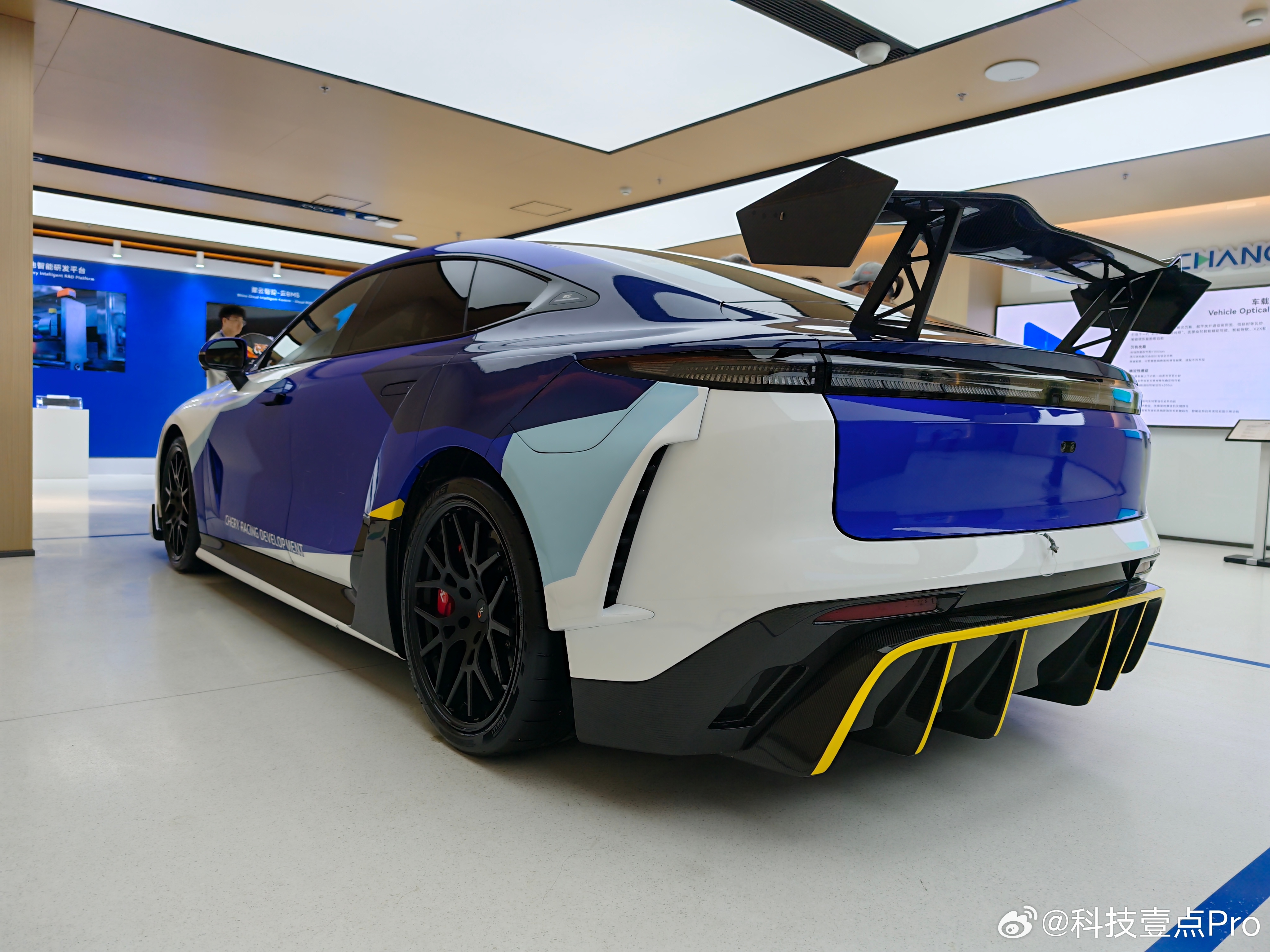 今天来到了奇瑞汽车全球技术中心参观2026奇瑞全球创新大会展区，奇瑞的布局真的是相当广泛，远不止造车这么单一。

在出行领域，猎鹰驾辅、灵犀智舱持续升级、全面上车，行业首款为全球而生原生前装Robotaxi亮相，凌霄eVTOL让立体空域出行更加自由。

在能源领域，建立能源获取、存储、传输、应用的全 ​