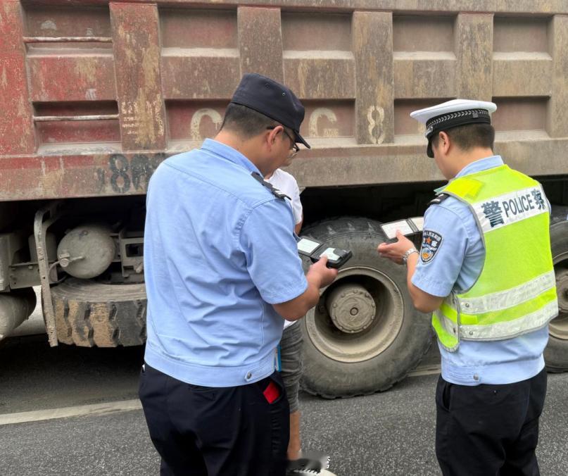 【持续5个月！张湾区启动道路交通安全专项整治】自8月27日起，张湾区公安分局联合交警启动为期5个月农村道路交通整治。行动中，联合执法组采取“定点+流动”巡查，严查不戴头盔、加装遮阳伞、违法载人、逆行及酒驾、无证、疲劳驾驶等。坚持“教育为主、处罚为辅”，对轻微违法现场警示教育， ​
