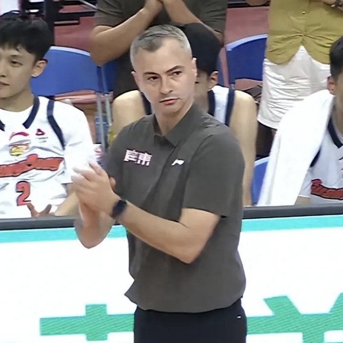 广东宏远新换了主教练后，球队和球员都活了，广东宏远球员成了全民皆兵，球球队气势大变天，变化最大应该是张文逸，这两场友谊赛超常发挥昨天三分球6中6，还有陈家政，和杨毅都有惊人表现，小将杨腾飞也得了10分，广东宏远球员下起了三分雨而且命中率都先当的高，看来换了主教练就是不一样，虽然钱贵了点，还是值得的，